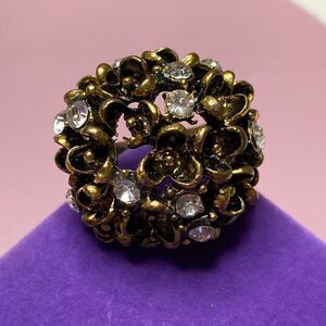💛 Classic Flower & Crystal Statement Ring